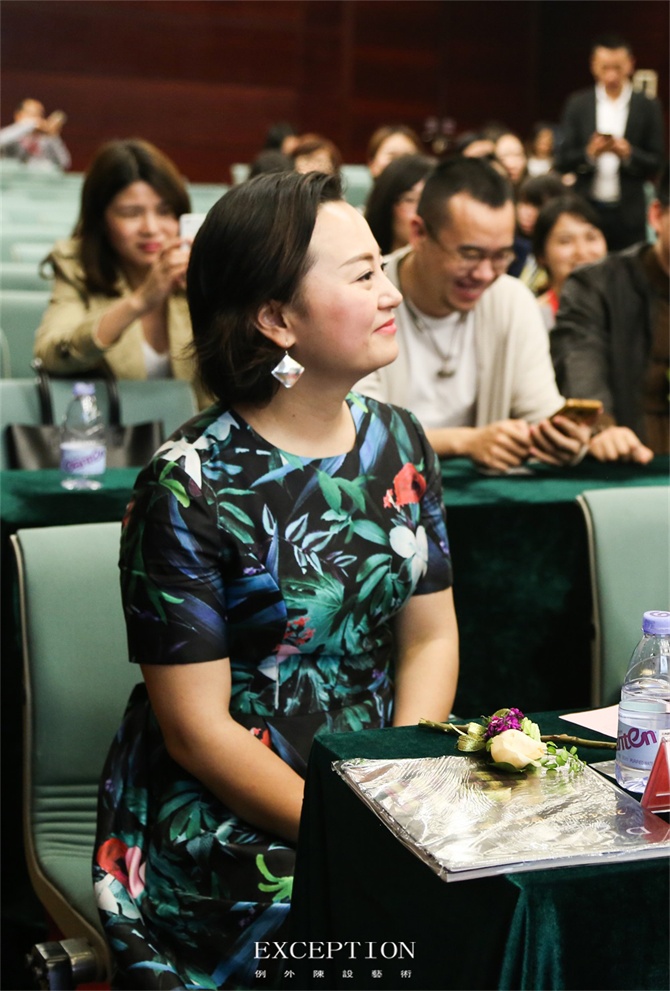 “十雅”魅力綻放，你們注意到女神手上的藍色錦魚了嗎？-別墅設(shè)計,軟裝設(shè)計,室內(nèi)設(shè)計,豪宅設(shè)計,深圳例外軟裝設(shè)計公司